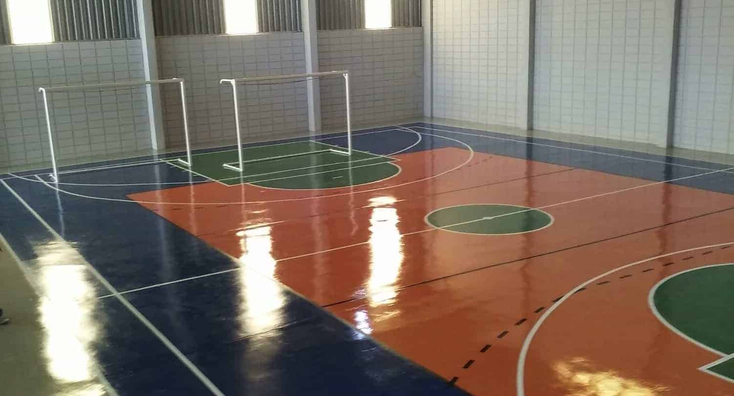 Quadra com nova pintura e - Clube Português de Niterói